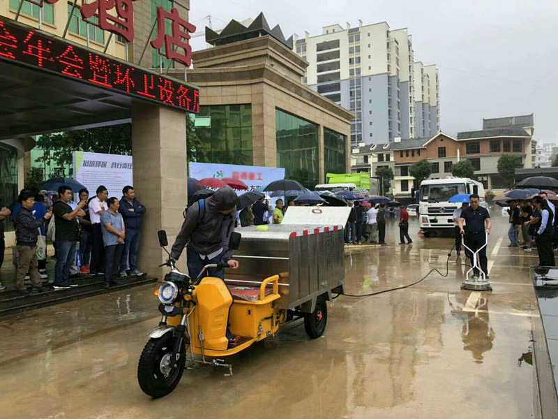 小型电动高压清洗车轻松解决环卫难题